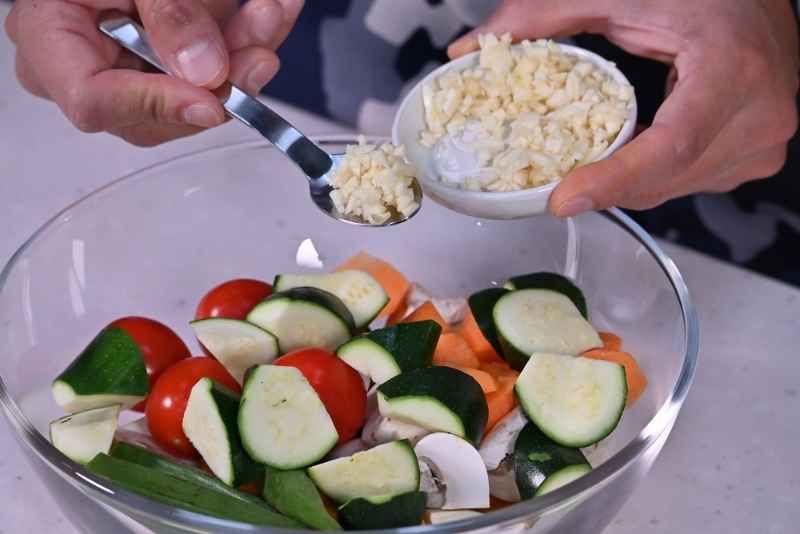 3. 加蒜蓉、鹽、黑胡椒拌勻。Add the minced garlic, salt and black pepper and mix well.