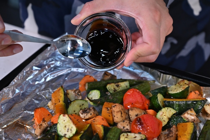 7. 取出蔬菜，加黑醋、橄欖油拌勻。Remove the vegetable from the oven and mix well with black vinegar and olive oil. 