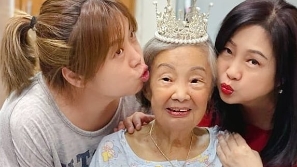梅小惠媽媽可愛電眼基因強(qiáng)大，90歲與女兒精神奕奕玩自拍