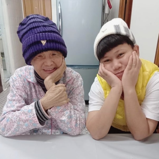 梅媽媽(左)好可愛(ài)。