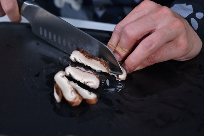 2. 冬菇瀝乾、切片。Drain the shiitake mushrooms and slice thinly.
