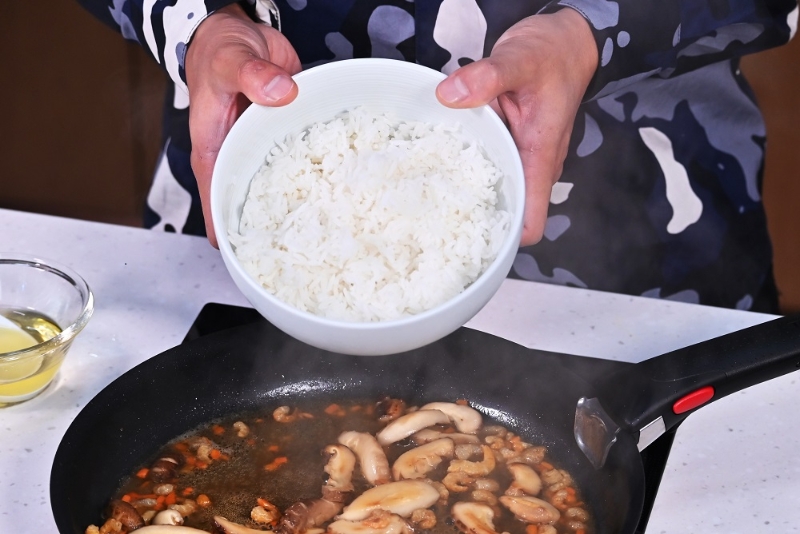 7. 加白飯。Add the white rice. 
