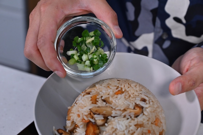 9. 上碟，加蔥花即成。Dish up, sprinkle with chopped spring onion and serve.