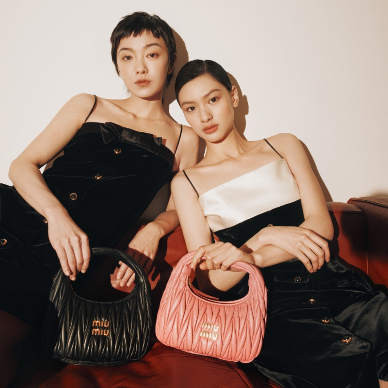 二人以另一個淑女造型登場。