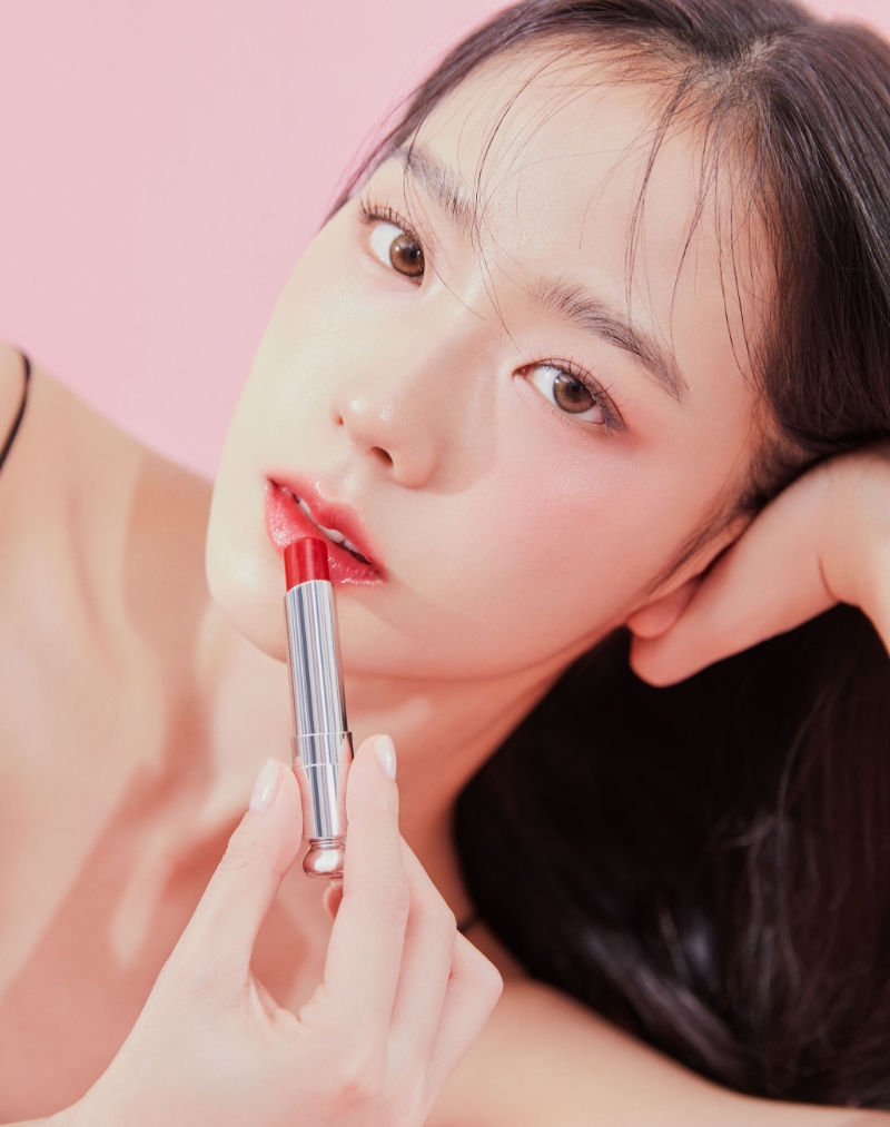 Dior早前邀請Blackpink成員JISOO拍攝造型照，她塗上全新唇膏色調(diào)，煥發(fā)迷人氣息。