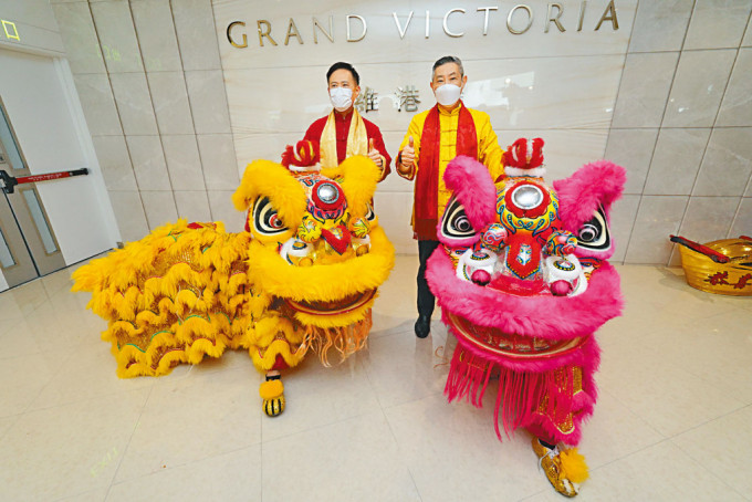 信和置業(yè)執(zhí)董田兆源（左）表示，通關(guān)效應帶動睇樓量明顯增加，本港及外地買家入市步伐加快。 右為信和置業(yè)集團聯(lián)席董事楊文。