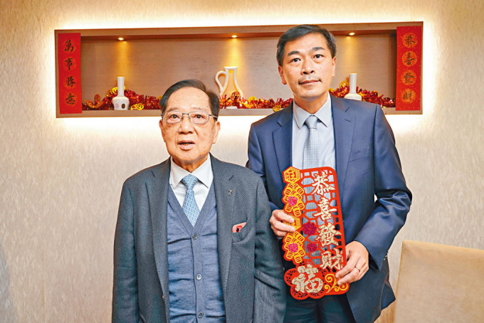 會德豐地產梁志堅（左）表示，集團今年售樓目標不少于100億。 旁為黃光耀。