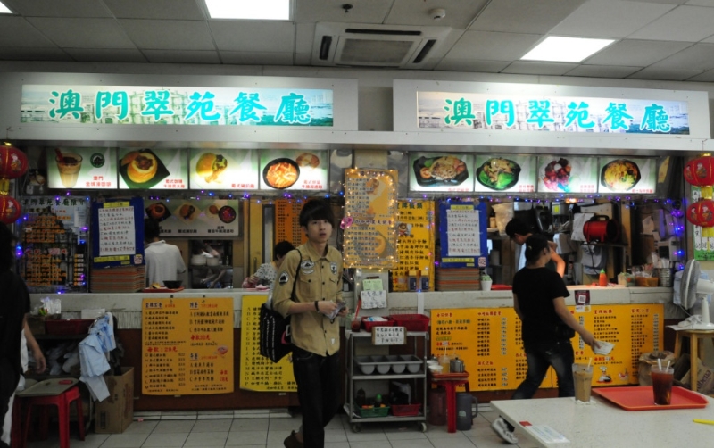 除了加以澳門噱頭的菜式如澳門炒飯、澳門無敵咖啡、澳門干炒牛河等外，也真的有澳門風(fēng)味的食品，如炸馬介休球、豬仔包等，水平相當(dāng)。
