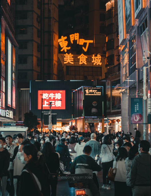 東門步行街集購物、美食、休閒和旅遊觀光於一身。（圖片來源：小紅書@波到底是個(gè)什么字）