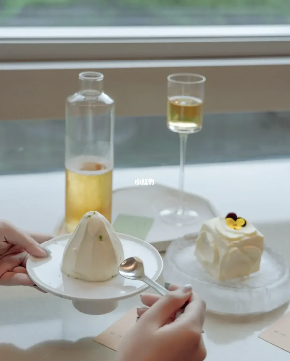 葉外. Urban茶室是一家新中式風(fēng)格的茶室，主打法式甜品與中式茶飲的創(chuàng)新概念。 圖源：小紅書@BAOER