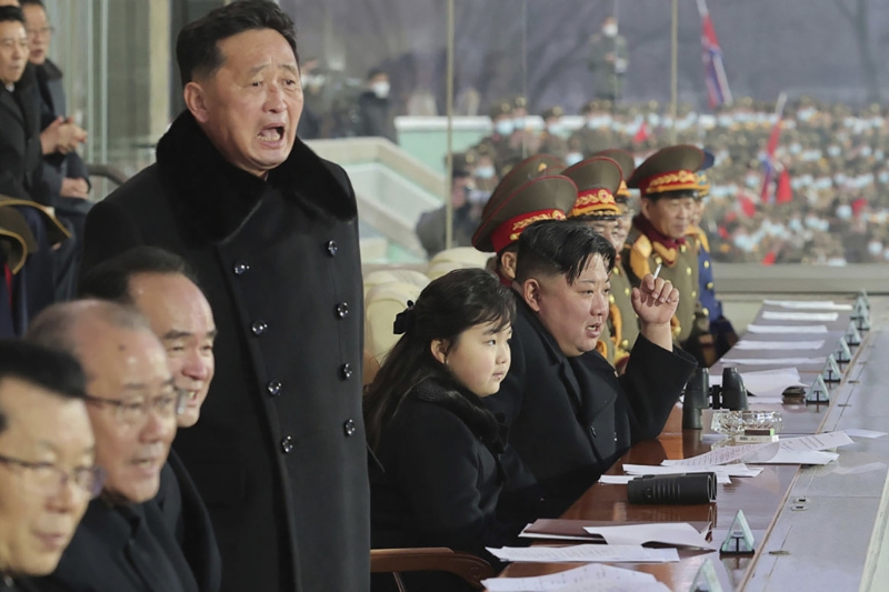 金正恩和金主愛坐在前排中間位置面露笑容。美聯(lián)社