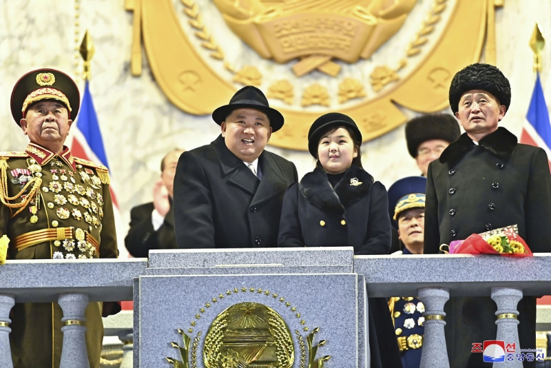金正恩上周偕夫人李雪主及愛女金主愛一同出席閱兵。