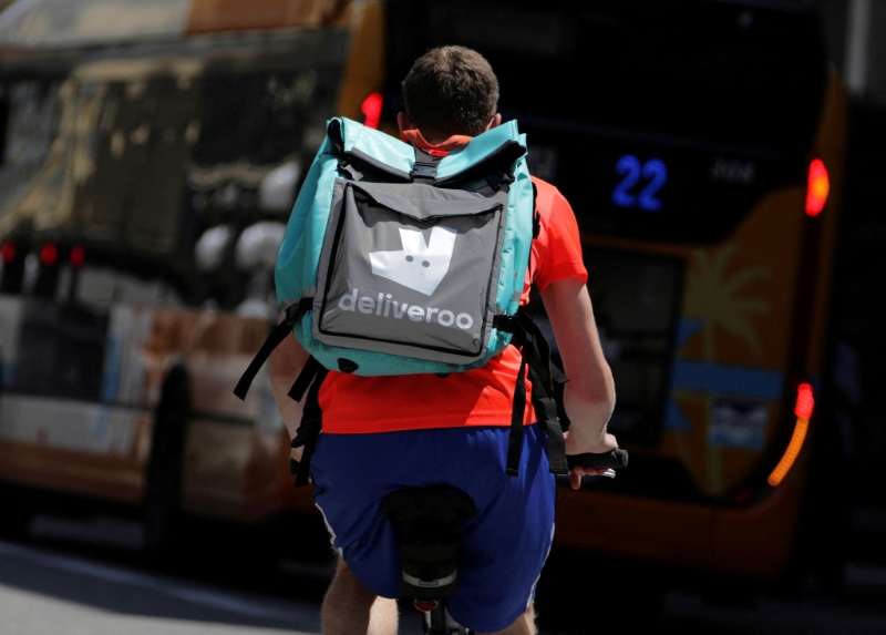 現(xiàn)時香港有Deliveroo戶戶送及foodpanda兩家線上點(diǎn)餐外賣公司，Deliveroo為一間英國公司，成立於2013年