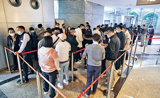 NOVO LAND示范單位昨日再現(xiàn)排隊(duì)人潮，大批市民到場(chǎng)參觀。