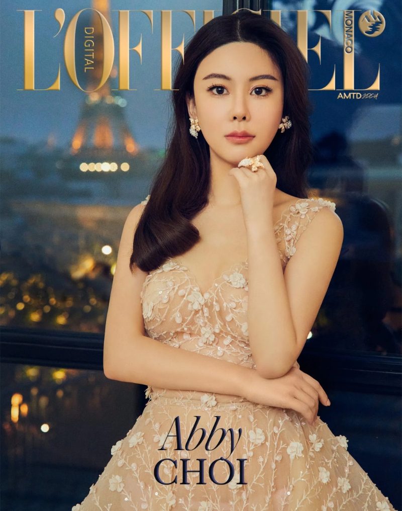 Abby Choi曾登上法國時(shí)尚雜志《巴黎時(shí)裝公報(bào)》（L'OFFICIEL）數(shù)字版的封面。