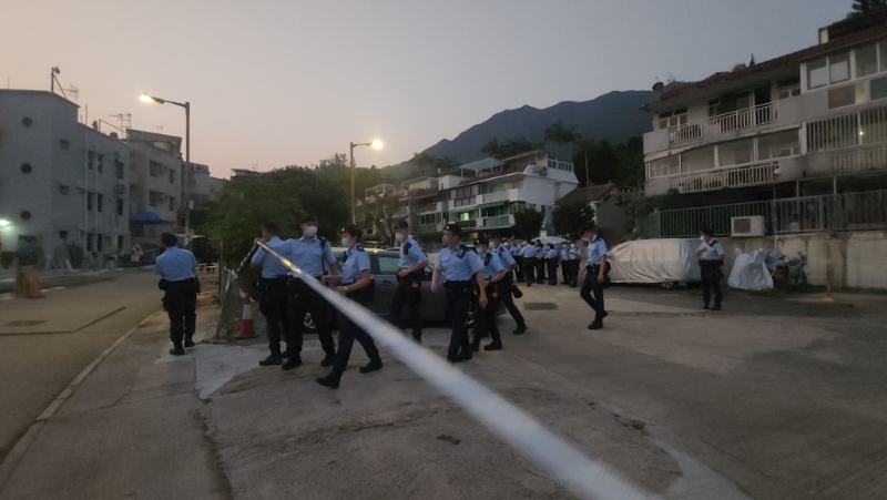 藍帽子警員在場汀角路進行地氈式搜索。 （黃文威攝）
