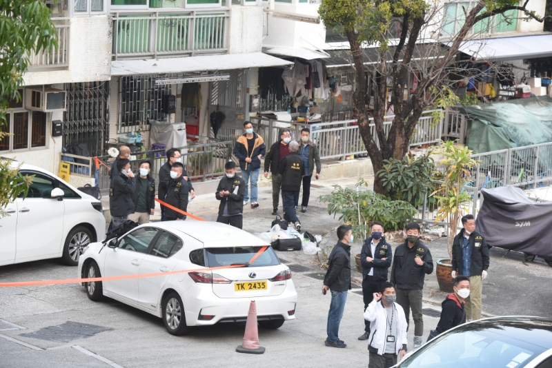 西九龍重案組探員進入單位搜索發(fā)現大量人體殘肢，當中頭顱被放入雪柜。 （黃文威攝）