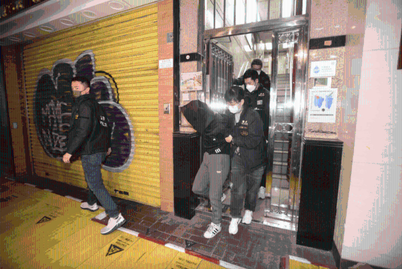 警方將「容容」押至銅鑼灣寓所搜查。