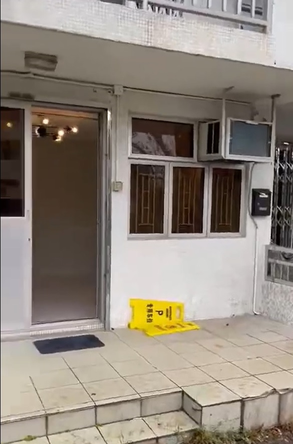 網(wǎng)上流傳片段的單位大門。 香港江湖日報FB群組