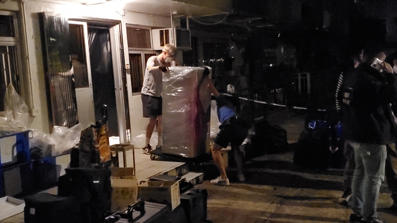 警方當日搜屋，檢走大批證物。 資料圖片