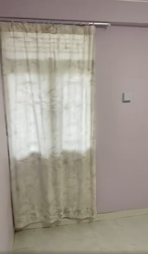 單位睡房有米色窗簾。 香港江湖日報FB群組