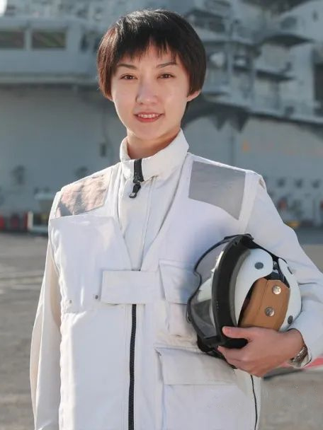 2015年夏天，從海軍航空大學(xué)研究生畢業(yè)。 在遼寧艦上近8年時間里，朱悅萌先后在作戰(zhàn)、機(jī)電、航空等多個部門成長歷練。