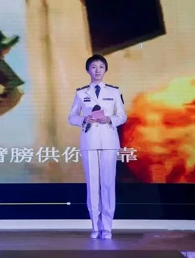 朱悅萌和戰(zhàn)友們一起，親身經(jīng)歷了中國航母的多個「首次」。
