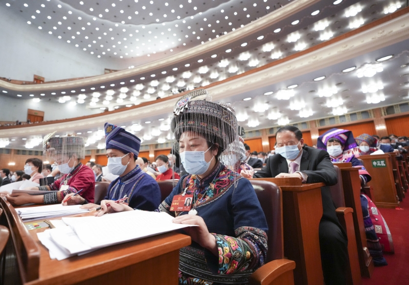 人大代表、政協(xié)委員在聽取政府工作的報告后，會提出自己的意見和建議。