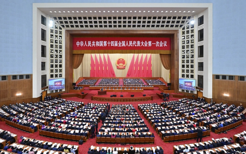 政府工作報告會闡述對當(dāng)年政府內(nèi)部的政府職能、民主化建設(shè)等方面將要施行的工作舉措和計劃。