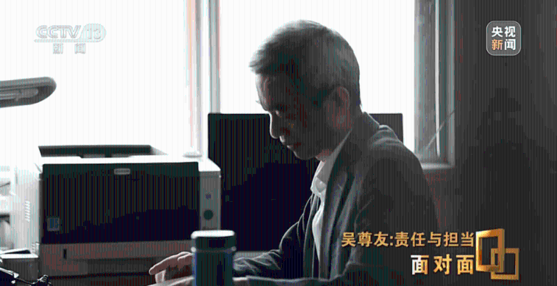新冠疫情發(fā)生三年以來(lái)，因?yàn)殡S時(shí)都會(huì)有任務(wù)，吳尊友時(shí)刻都處于待命狀態(tài)，除了高強(qiáng)度的工作，他內(nèi)心也承受著壓力。
