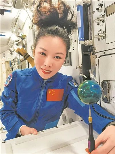 王亞平開展太空授課。