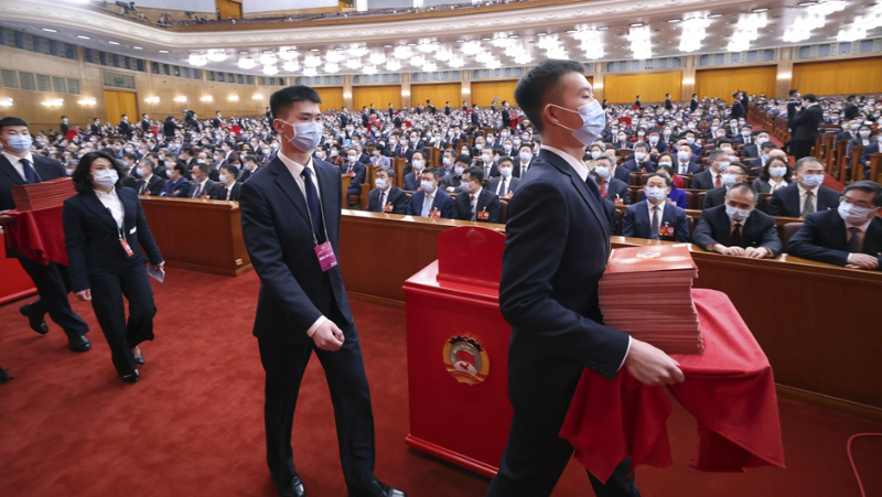 3月10日，全國政協(xié)十四屆一次會議在北京人民大會堂舉行第三次全體會議。這是工作人員準備發(fā)放選票。新華社