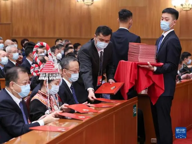 3月10日，全國政協(xié)十四屆一次會議在北京人民大會堂舉行第三次全體會議。這是工作人員發(fā)放選票。新華社