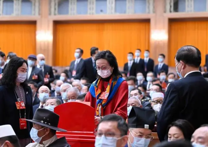 3月10日，全國政協(xié)十四屆一次會議在北京人民大會堂舉行第三次全體會議。這是委員在投票。新華社
