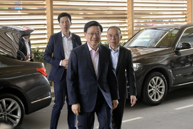 李家超出發(fā)前往北京。 梁譽東攝