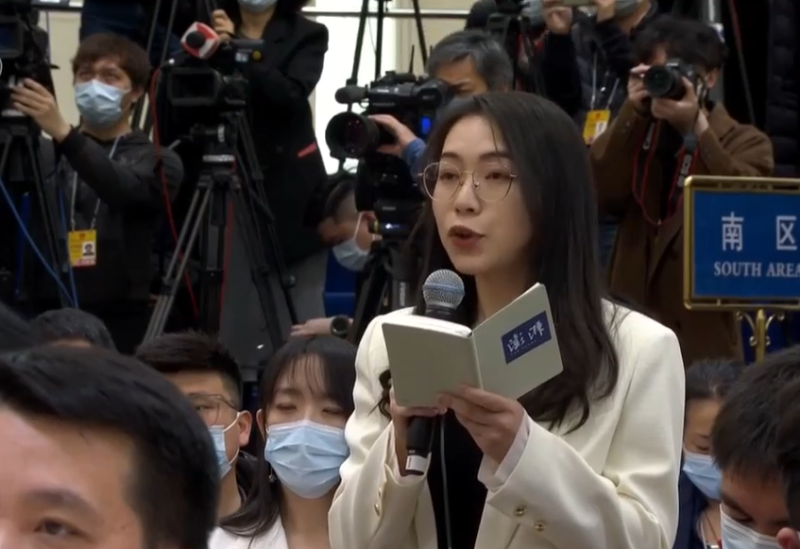 記者提問。