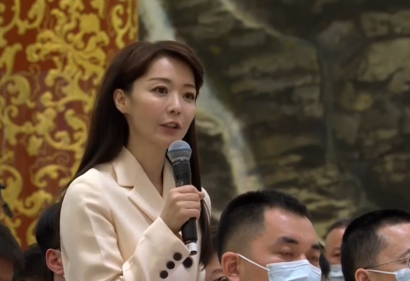 記者提問。