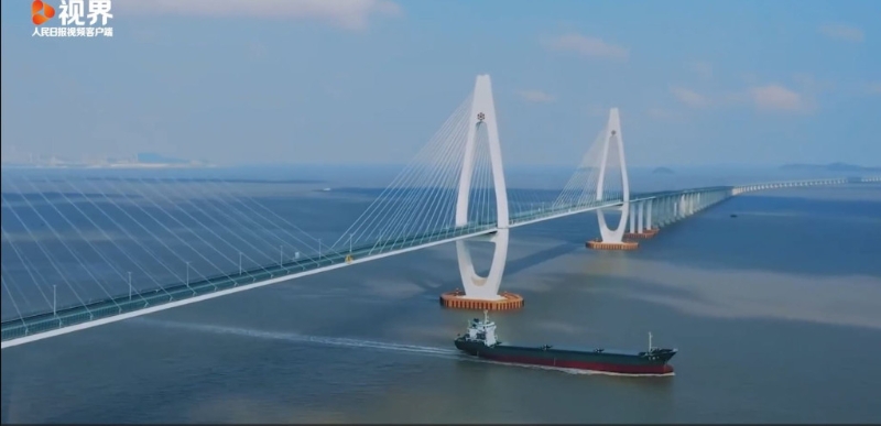 《PRC》出現(xiàn)港珠澳大橋。