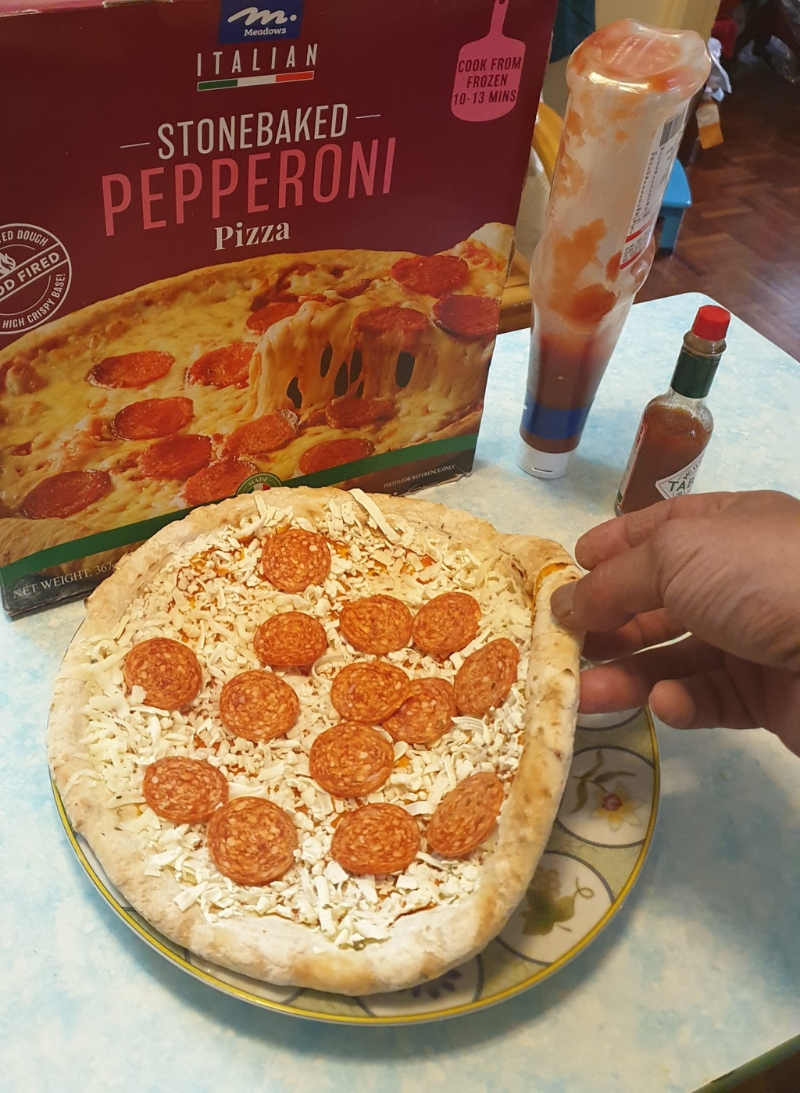 樓主在帖文中表示：「放置室溫半小時，批底鬆軟可口，添加茄汁，好食過pizza Hut。」