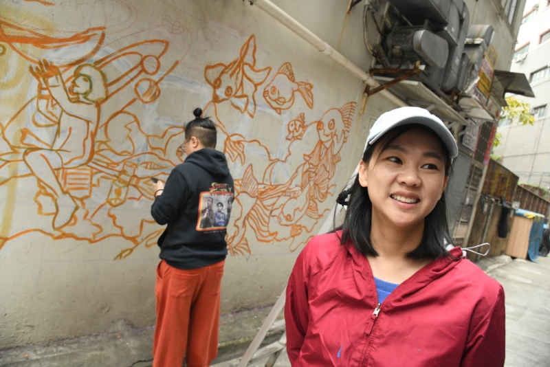 本地藝術(shù)家Vivian Ho有分參與今年的HKWalls藝術(shù)節(jié)，她由讀書時代已開始街頭快閃創(chuàng)作。