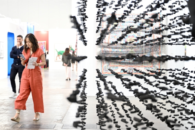 由《Art Central 2023》策展顧問萬豐（Chris Wan）策劃的「奇景中飄移」，帶來了4個(gè)大型雕塑及裝置項(xiàng)目，視覺效果都極震撼