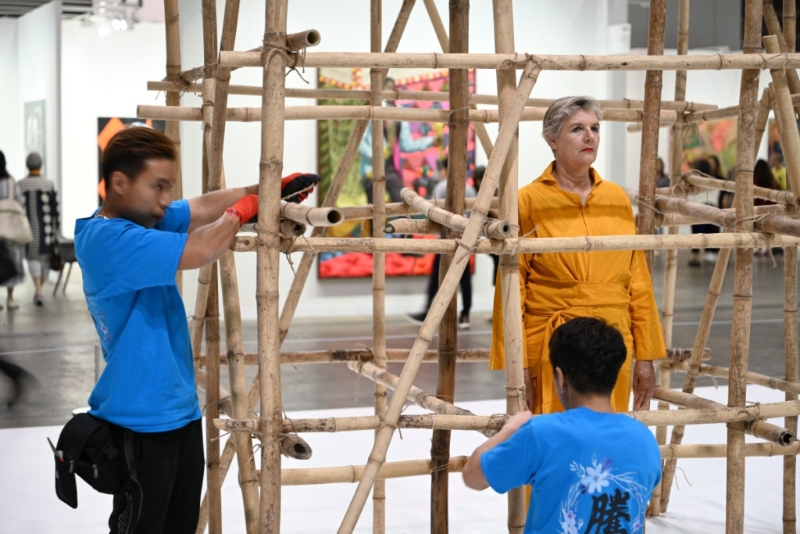《Art Basel香港2023》Mella Jaarsma在展會期間持續(xù)建造的《The Constructor》（EN8）
