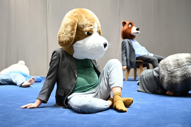 《Art Basel香港2023》韓國藝術(shù)家金泓錫創(chuàng)作七個(gè)頭戴動物面罩象征現(xiàn)代社會不同年齡和職業(yè)的人的《沉默的孤獨(dú)》（EN7）