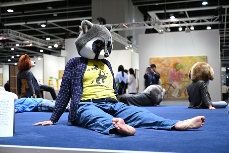 《Art Basel香港2023》韓國藝術(shù)家金泓錫創(chuàng)作七個(gè)頭戴動物面罩象征現(xiàn)代社會不同年齡和職業(yè)的人的《沉默的孤獨(dú)》（EN7）