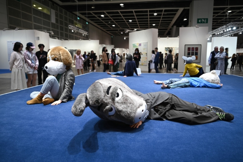《Art Basel香港2023》韓國藝術(shù)家金泓錫創(chuàng)作七個(gè)頭戴動物面罩象征現(xiàn)代社會不同年齡和職業(yè)的人的《沉默的孤獨(dú)》（EN7）