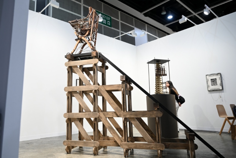 《Art Basel香港2023》沈心怡將現(xiàn)實(shí)荒謬擺埋一齊的個(gè)人項(xiàng)目《第一把椅子》（3D37）