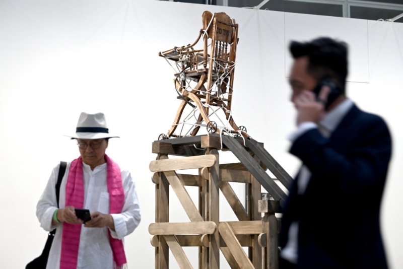 《Art Basel香港2023》沈心怡將現(xiàn)實(shí)荒謬擺埋一齊的個(gè)人項(xiàng)目《第一把椅子》（3D37）