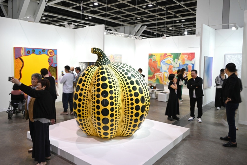 《Art Basel香港2023》現(xiàn)場便擺放了草間彌生標(biāo)志性的大南瓜雕塑品及多幅畫作