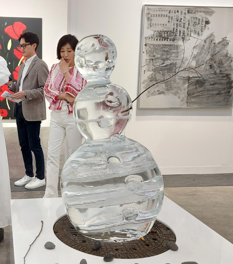 由真冰雕刻的藝術(shù)品《Iceman in Reality Park》，隨時(shí)時(shí)間而融化，來自Gladstone Gallery。