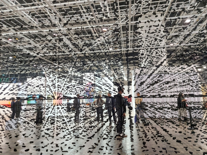 《An-aggregation-Space 20170305》BAHK 韓國藝術(shù)家樸善基特意為今年《Art Central》創(chuàng)作的大型沉浸式裝置藝術(shù)，以懸浮木炭制作成大型迷宮。